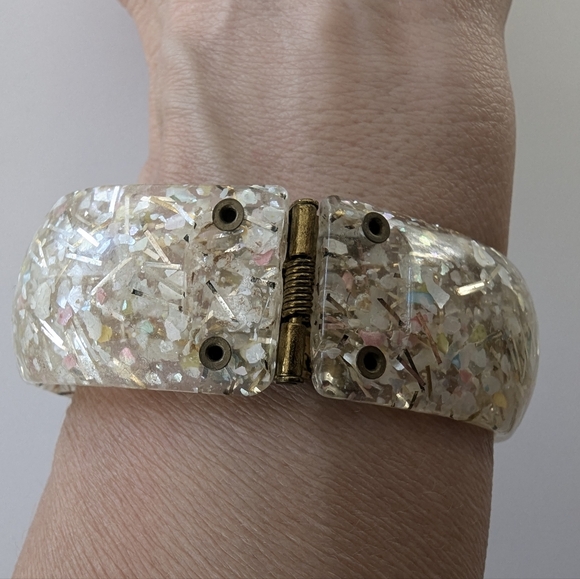 VTG Iridescent & Gold CONFETTI LUCITE Bypass Hinged Clamper CUFF BRACELET - Picture 7 of 8